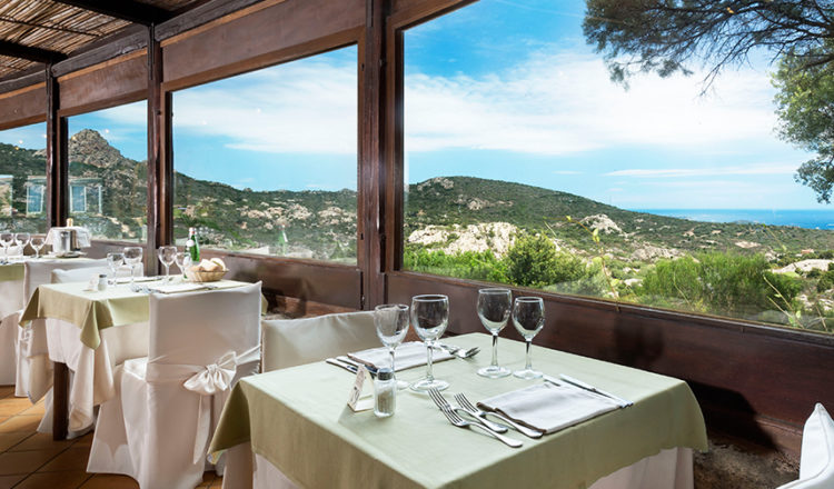 La sala del Ristorante Myo Hotel Rocce Sarde