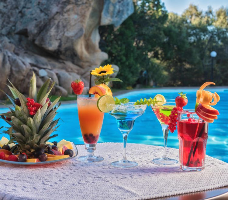 cocktail_frutta_bordo_piscina